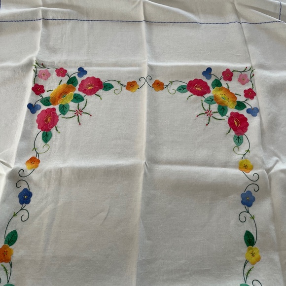 VINTAGE EMBROIDERED TABLECLOTH - Picture 1 of 3